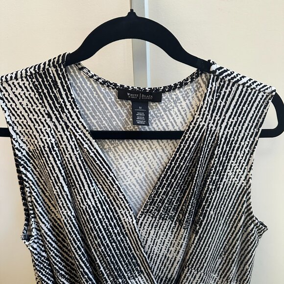 White House Black Market Sleeveless Faux Wrap Black White Abstract Top Sz M - Picture 4 of 8